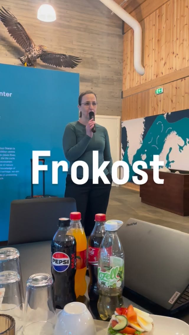 I dag startet drøyt 30 av oss dagen sammen, med frokost og kaffe på Gauldalsporten.
Vi i Spir inviterte de som deltok på Næringsløftet i februar til en fot i bakken, og for å se på innspillene og resultatene av gruppearbeidet vi gjorde på konferansen.
Programleder Solveig tok oss gjennom hovedfunnene, fagleder Ola Hage tok en status på plan- og byggesaksavdelingen og ordfører Trude Heggdal fortalte om arbeidet de gjør for å få bytakst til Støren.
En god dialog mellom plan- og byggesak og næringslivet, samt bytakst til Støren var to av sakene næringslivet prioriterte høyest på Næringsløftet. Det ble også relevante møteplasser.
En fin start på dagen!
#spir #midtregauldal #støren #gauldal