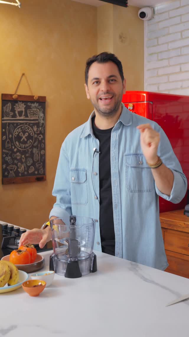 ✨Cennet Hurmalı Kakaolu Puding
Tarifteki ölçüler 3-4 porsiyon için yani 1 kase puding yerken aslında 1 porsiyon meyve ve 2 tane ceviz yemiş oluyorsun ✨
Malzemeler:
2 adet cennet hurması
2 adet muz
5 adet ceviz
1 yemek kaşığı toz kakao
Yapılışı:
Cennet hurmalarını soyun ve bir robot içerisine alın.
Üzerine muzları, cevizi ve kakaoyu ilave edip iyice çekin.
Pudinginiz hazır.
Dilerseniz tatlandırmak için bal ekleyebilirsiniz.
Afiyet olsun.
✨Cennet hurması, yüksek oranda pektin içerir. Böylece sindirimi yavaşlatarak uzun süre tokluk sağlayabilir. Aynı zamanda A vitamini ve antioksidanlardan da zengindir.