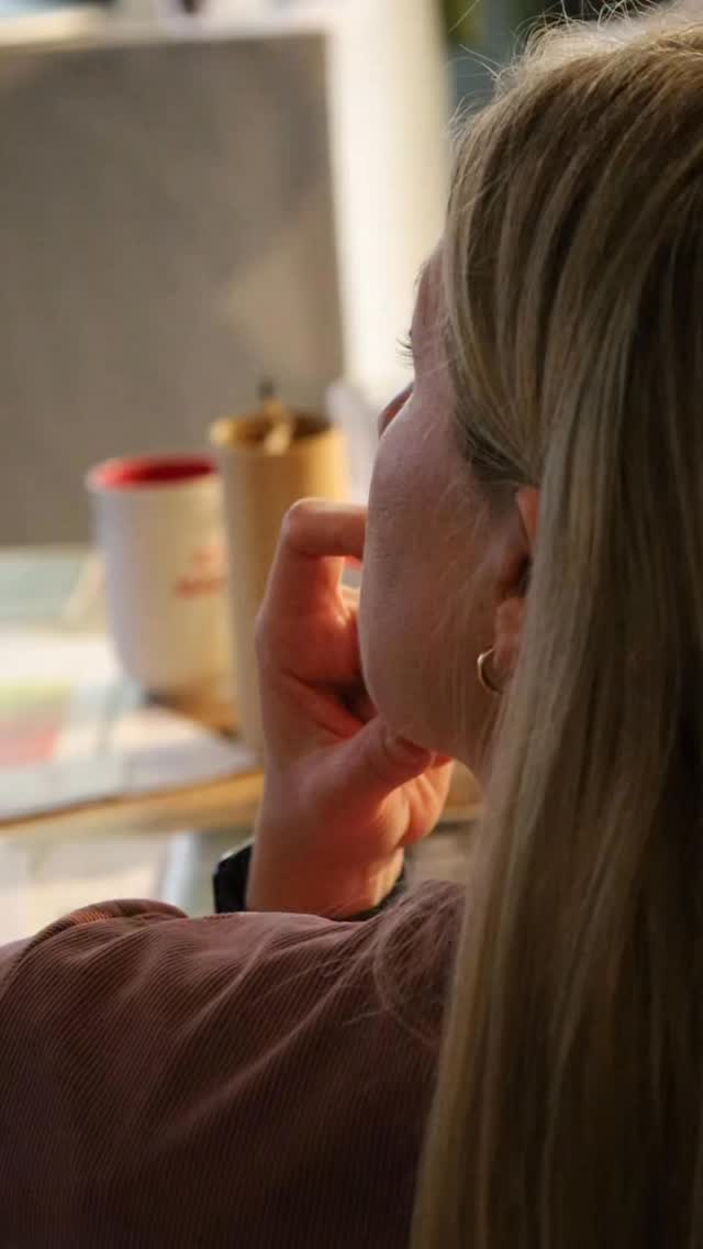 „Ich hätte nie gedacht, dass zwei Tage mein ganzes Business so klar machen können.“
Genau solche Sätze hören wir immer wieder am Ende unseres Strategieseminars.
Und genau deshalb gibt es dieses Format.
Nicht noch mehr Input.
Nicht noch ein weiteres To-do auf deiner Liste.
Sondern zwei Tage, die dein Business wirklich ausrichten.
Während des Seminars hören wir oft Feedbacks wie:
✨ „Jetzt verstehe ich endlich, worauf ich mich fokussieren muss.“
✨ „Ich habe zum ersten Mal einen klaren Plan für mein Business.“
✨ „Alles fühlt sich plötzlich strukturiert und machbar an.“
✨ „Ich gehe mit so viel Klarheit nach Hause.“
Warum?
Weil wir in diesen zwei Tagen gemeinsam strategisch in dein Business eintauchen:
Tag 1 – Klarheit & Ausrichtung
• Wo stehst du wirklich?
• Was funktioniert bereits – und was blockiert dich?
• Welche Strategie passt zu dir und deinem Business?
Tag 2 – Umsetzung & Struktur
• Deine konkrete Planung
• Fokus für die nächsten Monate
• Tools, die dir den Alltag leichter machen
• Ein klarer, umsetzbarer Fahrplan
Und das Besondere:
Dieses Seminar findet in einer kleinen, intensiven Gruppe von nur 10 Unternehmerinnen statt.
Damit jede einzelne wirklich gesehen wird und individuelle Unterstützung bekommt.
📍 14. & 15. März 2026
📍 Klauprechtstr. 14, Karlsruhe
Aktuell sind nur noch 3 Plätze frei.
Wenn du spürst, dass dein Business gerade genau diese Klarheit braucht, dann ist das dein Moment.
Kommentiere einfach „Seminar“ unter diesem Beitrag und wir schicken dir den Link mit allen Infos.
Vielleicht bist genau du eine der 10 Frauen, die ihr Business an diesen zwei Tagen neu ausrichten. ✨
#frauenundbusiness #karlsruhe #unternehmensberatung #netzwerken