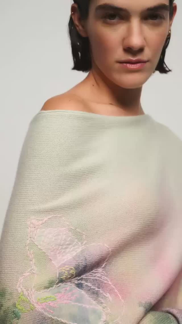 Seit vielen Jahren verbindet MODE GAMMA eine enge Partnerschaft mit @lambertolosani – einem italienischen Label, das für feinsten Cashmere Made in Umbria steht 🇮🇹
Was die Geschichte von Lamberto Losani so besonders macht?
Wie bei seinen Strickstücken ist auch das Unternehmen das Ergebnis eines sorgfältigen Zusammenspiels aus Erfahrung, Handwerkskunst und Tradition, gekoppelt mit Innovation, Experimentierfreude und verschiedensten kreativen Einflüssen. So wurde aus umbrischem Cashmere ein internationales Qualitätsversprechen.
Die unternehmerische Vision dahinter ist ebenso klar wie wirkungsvoll: sich ständig erneuern, ohne die eigenen Wurzeln zu verlieren. Genau das lieben wir und genau deshalb passen wir auch so gut zusammen.
Authentizität, Essenzialität und zeitlose Handarbeit prägen jedes einzelne Stück. Heute ist das Label in ausgewählten Verkaufsstellen vertreten und pflegt Partnerschaften mit exklusiven Department Stores.
Umso schöner, dass wir diese besondere Verbindung bei @modegamma seit Jahren leben dürfen.
Und jetzt feiern wir gemeinsam 90 Jahre MODE GAMMA 🎉
Freu dich auf Jubiläums-Highlights im Laden, besondere Stücke und kleine Überraschungen. Komm vorbei, entdecke die neuen Losani-Lieblinge und feiere mit uns dieses besondere Jubiläum. 💛
#ModeGamma #anziehendanders #Maennermode #Frauenmode #StyleTip #Muenchwilen #90JahreModeGamma #Losani