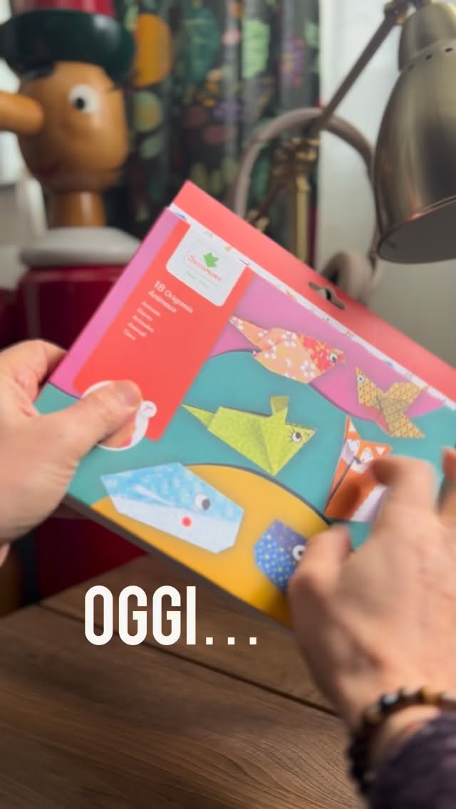 Oggi rallentiamo 😉 che ce n’è proprio bisogno. Quindi : ORIGAMI. Un gioco antico, per tutti, per ritrovare il tempo e la gioia di apprezzare le cose semplici. Felice inizio settimana dalla Bottega dei Giocattoli.
#toys #origami #magoriumgiocattoli #giocattoli