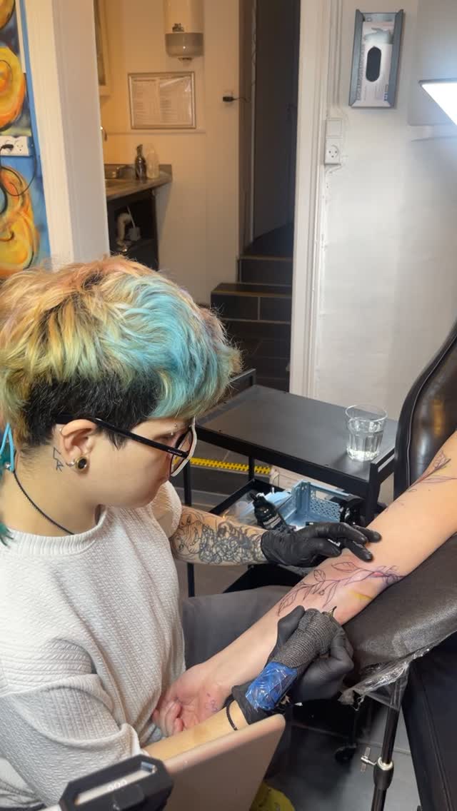 Following the flow on the beutiful skin, making her shine even more 👏🫶
It’s all done freehand by your truly 🙌🏻