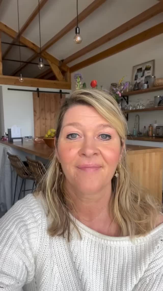 Spiritualiteit heeft een imagoprobleem. Dat weet ik.
Wierook, kristallen, vage uitspraken. Ik snap dat je afhaakt.
Maar wat ik in 20 jaar zie is dit: mensen die verbonden zijn met iets groters dan zichzelf leven anders. Ze zijn rustiger. Meer zichzelf. Gelukkiger.
En die verbinding vraagt focus. Ze is er niet vanzelf. Ze wordt overschreeuwd door alles wat om je aandacht vraagt.
Maar als je haar vindt, weet je het meteen.
Het is de moeite waard om te ontdekken.
#spiritualiteit #intuitie