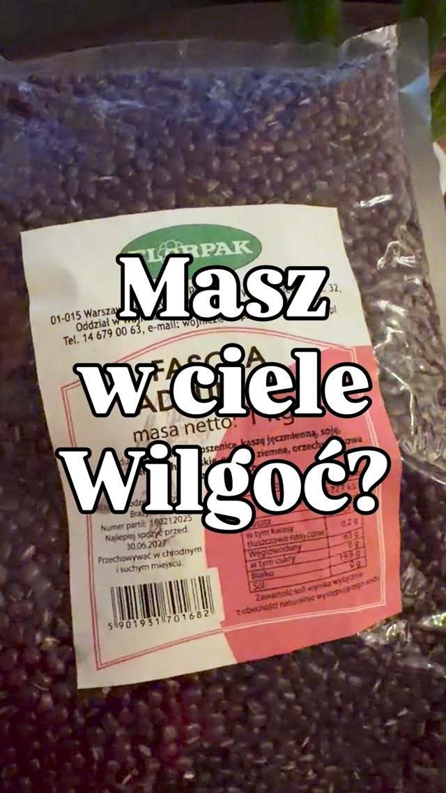 Czym jest Wilgoć w medycynie chińskiej?
To patologiczny czynnik, który powstaje wtedy, gdy układ trawienny (Śledziona w ujęciu TCM) nie pracuje optymalnie.
Może też narastać, gdy jemy dużo pokarmów wilgociotwórczych, takich jak:
• nabiał krowi
• mąka glutenowa
• cukier
• banany
Wilgoć może objawiać się jako:
• uczucie ciężkości ciała
• obrzęki, zatrzymanie wody
• wzdęcia i uczucie pełności
• długi, „ciężki” poranny rozruch
• mgła umysłowa
• luźne lub kleiste stolce
• cellulit
• skłonność do śluzu, kataru, zapalenia zatok
• bra odczucia pragnienia
• niedrożne jajowody, torbiele.
Jednym z dietetycznych sposobów wspierania organizmu przy Wilgoci jest fasolka adzuki 🌿
• wspiera usuwanie Wilgoci
• działa lekko diuretycznie
• wspiera trawienie
• pomaga przy tendencji do zastoju płynów
I moje ogromne zaskoczenie – udało mi się ją zdobyć w Auchanie! I to poprzez zamówienie online 🙌
Jeśli czujesz, że temat Wilgoci dotyczy Ciebie – zapisz tę rolkę i wróć do niej później 💛
Zaopiekuj się sobą w Bertha Holistic 🌿
•••••••••••••••••••••••••••••••••••••••••••••••••••
🌱 Wsparcie płodności, zdrowia, emocji, urody.
🌸 Beata Szlachta – ekspert medycyny chińskiej
❤️ Bertha Holistic Centrum medycyny naturalnej we Wrocławiu.
☘️ Akupunktura, zioła, medycyna chińska, terapie twarzy.
•••••••••••••••••••••••••••••••••••••••••••••••••••