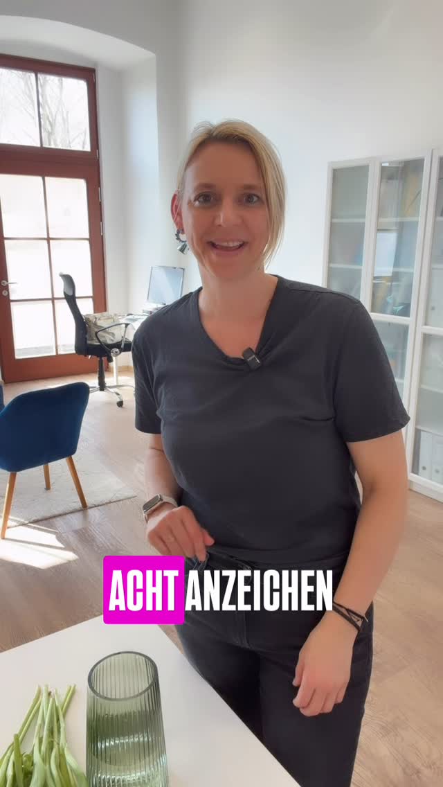 Kommt dir das bekannt vor? Wie viele davon hast du bei dir erkannt 1-8👇?
Weißt du woher People Pleasing eigentlich kommt?
Wie hat es dein Leben vielleicht einfacher gemacht?
Und wie macht es dein Leben heute schwerer?
Der Ausweg aus People Pleasing ist nicht Egoismus.
Es geht um Balance und um gesunde Kompromisse.
Es geht darum, Wege zu finden,
für Dich selbst da zu sein -
Und gleichzeitig deine Beziehungen zu erhalten.
Es ist wichtig, dich selbst auf die gleiche Ebene zu stellen wie die Menschen, die du liebst.
💬 Was fällt dir daran schwer? 👇
📌 Speichere es ab, wenn du dich daran erinnern willst.
#selbstwert #grenzensetzen #emotionalestabilität #selbstzweifel #innereunsicherheit