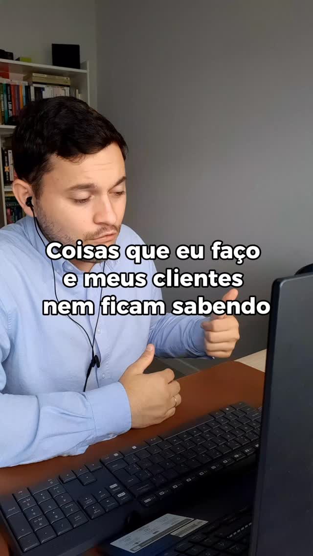 Talvez você não saiba, mas o trabalho de um consultor financeiro é 80% interno e 20% falando com clientes. E precisa ser assim.
O que faço quando os clientes não estão vendo:
1️⃣Leitura de relatórios de gestores importantes, do Governo Federal e das notícias que são REALMENTE importantes. Não tem como ser consultor financeiro e ficar desatualizado de tudo que acontece. A grande maioria das coisas que lemos não afeta as carteiras de investimentos no longo prazo, mas precisamos sempre ficar atentos.
2️⃣Análise tributária dos investimentos. Todos os dias precisamos analisar documentos importantes dos clientes (Imposto de Renda, holerite, apólices, etc) para entender se podemos reduzir impostos da vida daquela pessoa.
3️⃣Análise familiar e situacional. Sempre que uma novidade surge no planejamento financeiro de alguém, é minha função ver se aquilo vai impactar a família da pessoa e se será preciso tomar alguma atitude. É aqui que entram os planejamentos de planos de saúde, seguros de vida, etc.
*Ainda tem mais, mas é por isso que meus clientes possuem resultados acima da média.
Quer que seus investimentos saiam do óbvio? Link na bio!*
4️⃣Rebalanceamento estratégico. O mercado se move e desajusta a carteira. Se as ações sobem muito, o perfil de risco do cliente aumenta sem ele perceber. Faço os cálculos para vender o que está caro e comprar o que está barato, mantendo o nível de risco adequado ao perfil de quem investe.
5️⃣Planejamento de cenários. Gasto MUITO tempo projetando o "e se?". E se a inflação dobrar? E se o cliente perder a principal fonte de renda? Eu monto a carteira para que ela seja resiliente a cenários negativos que o cliente, empolgado com os lucros, raramente quer imaginar.
6️⃣Planejamento sucessório. Muitas vezes, fico horas pensando na sucessão patrimonial. Monto os investimentos para que, em uma eventualidade, o acesso ao dinheiro pela família seja rápido e o custo de inventário seja o menor possível, algo que quase nenhum investidor iniciante considera (e poucos assessores também!)
7️⃣Atualização regulatória. O mundo financeiro muda toda semana com novas regras da CVM, mudanças na tributação de fundos, novas leis de offshores.