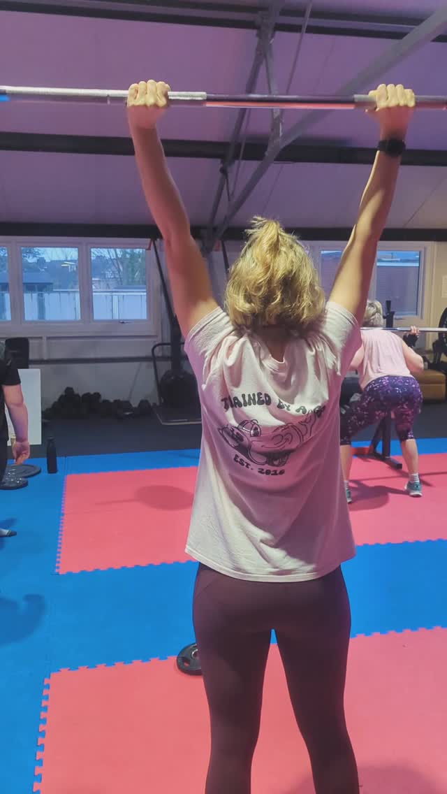 'CHATTY' FRIDAY LIFTING CLASS 🩷🙌🏻
.
Suitable for everyone from beginners to advanced. We are all learning!
.
If you fancy a chat and to lift some weights - this class is for you. 6:15am - 7am Friday mornings, new Milton.
.
Drop me a message to come join ☀️
.
#barbells #liftingweights