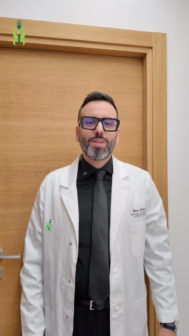 🩺 La Parola del Dott. Paolo Solito.
Essere nutrizionista significa assumersi una responsabilità che va ben oltre il semplice consigliare cosa mangiare. Ogni percorso nutrizionale è un impegno verso la salute e il benessere della persona che decide di affidarsi a noi.
Il lavoro del nutrizionista nasce dall’ascolto: comprendere abitudini, bisogni e stile di vita è il primo passo per costruire un percorso realmente efficace e sostenibile nel tempo.
Non esistono soluzioni universali, ma strategie personalizzate che rispettano la persona e si basano su solide evidenze scientifiche.
Guidare qualcuno verso una maggiore consapevolezza alimentare significa accompagnarlo in ogni fase del cambiamento, offrendo strumenti concreti per migliorare il proprio rapporto con il cibo e con il proprio corpo.
Perché prendersi cura dell’alimentazione significa, prima di tutto, prendersi cura della propria vita. ✨
#responsabilità #centronutrizionalesolito #solitonutrizione #cura #puglia