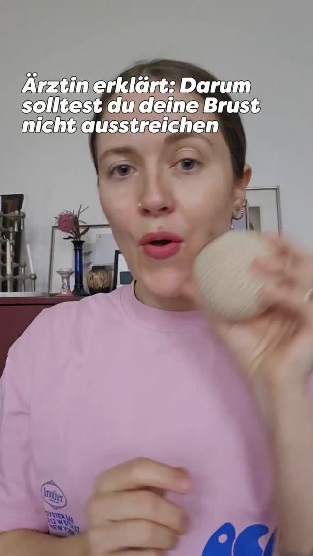 Gleich Abspeichern, dann kannst du vor dem nächsten "Ausstreichen" nachschauen, was du beachten solltest :)
Die Milchentleerung per Hand kann in vielen Situationen genutzt werden - z.B., um die Milchmenge zu steigern, bei Milchstau, Abstillen oder Stillpausen zu entlasten oder Kolostrum zu gewinnen.
Bei "Ausstreichen" kann es zu Hautirritationen (durch die Reibung) und Gewebequetschung mit einem erhöhten Milchstau-Risiko kommen.
Bei der korrekten Handgewinnung hingegen wird durch den Druck zur Brustwand zunächst Milch aus den Milchbläschen in die Milchgänge mobilisiert. Durch das Zusammenführen von Daumen und Zeigefinger und gleichzeitige Entlasten des Drüsengewebes (indem du nach vorne gehst) kann die Milch dann effektiv entleert werden.