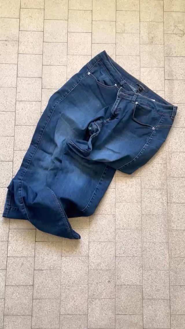 Unsere neue Sommer-Lieferung ist gestern bei uns eingetroffen ☀️
Mit dabei: ein besonderes Baumwollgarn aus recycelten Jeans – mit wunderschönen Farbkombinationen und einer leicht rustikalen Haptik.
Die #reborndenim von @kremke_yarns
Das Garn besteht aus
85 % recycelter Baumwolle
10 % neuer Baumwolle für zusätzliche Stabilität
5 % sonstigen Fasern, z. B. aus den ursprünglichen Nähfäden der Jeans.
Gerade diese leicht rustikale Struktur macht es perfekt, um es mit Pure Silk zu kombinieren.
Wir sind gespannt, was daraus alles entstehen wird! 🧶
#fibreatelier
#kremkesoulwool
#reborndenim