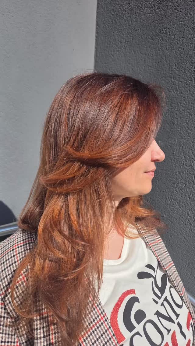 ✨ Glow capillaire du jour ✨
🎨 Couleur
💎 Gloss miroir
🌟 Éclaircissement léger des longueurs
Juste ce qu’il faut pour apporter contraste, lumière et relief 🤎
Résultat :
🔥 des cheveux lumineux
✨ de la brillance
💁♀️ un effet naturel ultra chic
📍Chez Tête à Tête
#coiffeur #hairglow #cheveuxbrillants #couleurcheveux #balayage salondecoiffure teteatete hairtransformation
