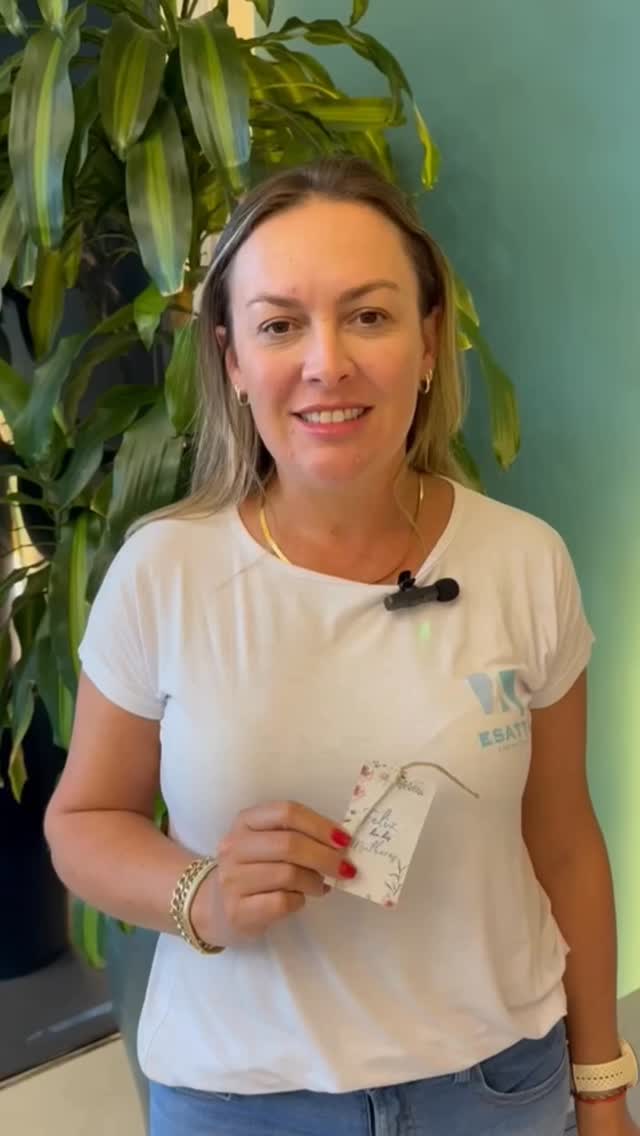 🌱 Toda mulher carrega uma semente dentro de si.
Neste Dia Internacional da Mulher, o Laboratório Esatta decidiu transformar carinho em algo que continua crescendo.
Criamos um cartão semente: um pequeno gesto que você leva para casa, planta e acompanha florescer. Porque acreditamos que cuidado de verdade vai além do resultado de um exame — ele se espalha, cria raízes e gera vida ao redor.
Essa é a essência do Projeto Florir Esatta:
cuidar da saúde das pessoas enquanto cultivamos um futuro mais consciente para o planeta.
Aqui, cada atendimento carrega um propósito.
Cada gesto é uma forma de semear cuidado.
E cada mulher que passa por aqui ajuda o mundo a florescer um pouco mais. 🌸
Passe em uma das unidades e busque o seu cartão semente.
Seu cuidado também pode florescer. 💚