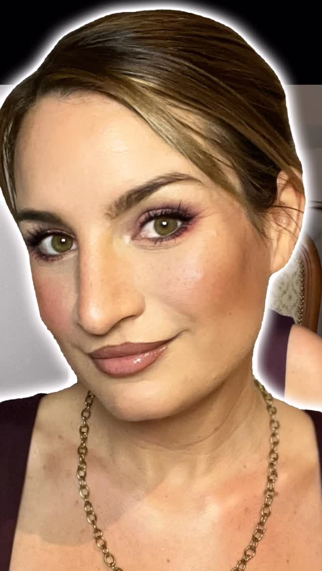 ✨ Get ready with me ✨
From a fresh face to a soft glam glow 💄 I love how makeup can enhance natural beauty and create that little extra confidence. Watching a look come together step by step will never get old.
What’s the one makeup step you can’t skip? 👀
#grwm #getreadywithme #makeuproutine #softglammakeup #makeupartist ✨