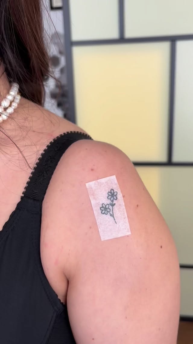 Uma florzinha do meu jardim eternizada 🌷 Tenho mais flash tattoos delicadas e femininas disponíveis! Me escreve e eu te mostro 🌸