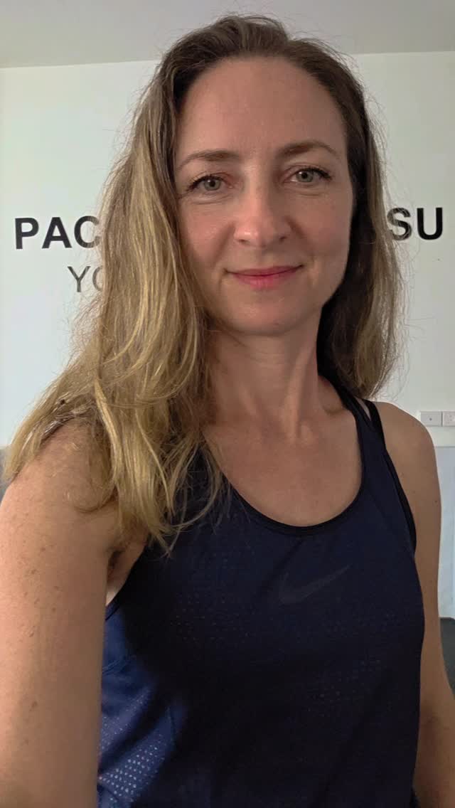 Peekaboo is a Fascial Maneuver that is done only on one side. The reason is because of the way Fascia wraps the head, face, and neck. If you look, most people have one eye higher than the other, and one check further forward than the other. For this reason, we use Peekaboo to wrap the fascia around the head to rebalance the face.
Look yourself in the mirror and see which eye is higher and which cheek is further forward. This is a good exercise to see where the imbalances are in the body.
Book your class now link in my bio
#fascialmaneuvercoach #fascialmaneuvers #humangarage #newclasses #healyourbody