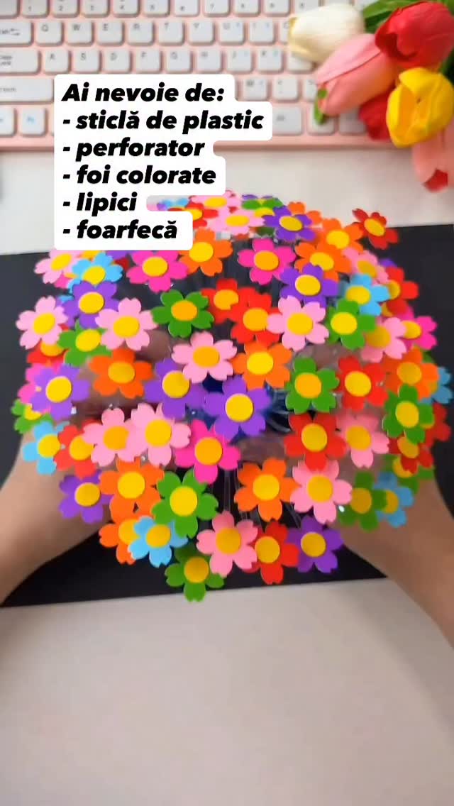 O idee superbă de decor de primăvară! 🌸
Dintr-o simplă sticlă de plastic poți crea o explozie de flori colorate, perfectă pentru a aduce culoare și energie în casă. Cu puțină răbdare și câteva flori din hârtie, rezultatul final devine un decor spectaculos, plin de viață.
Este genul de proiect DIY care transformă materiale simple într-un aranjament de primăvară cu adevărat special.
#gradinitaonline #activitaticopii #activitatipentrucopii #kidsactivities #activitiesforkids