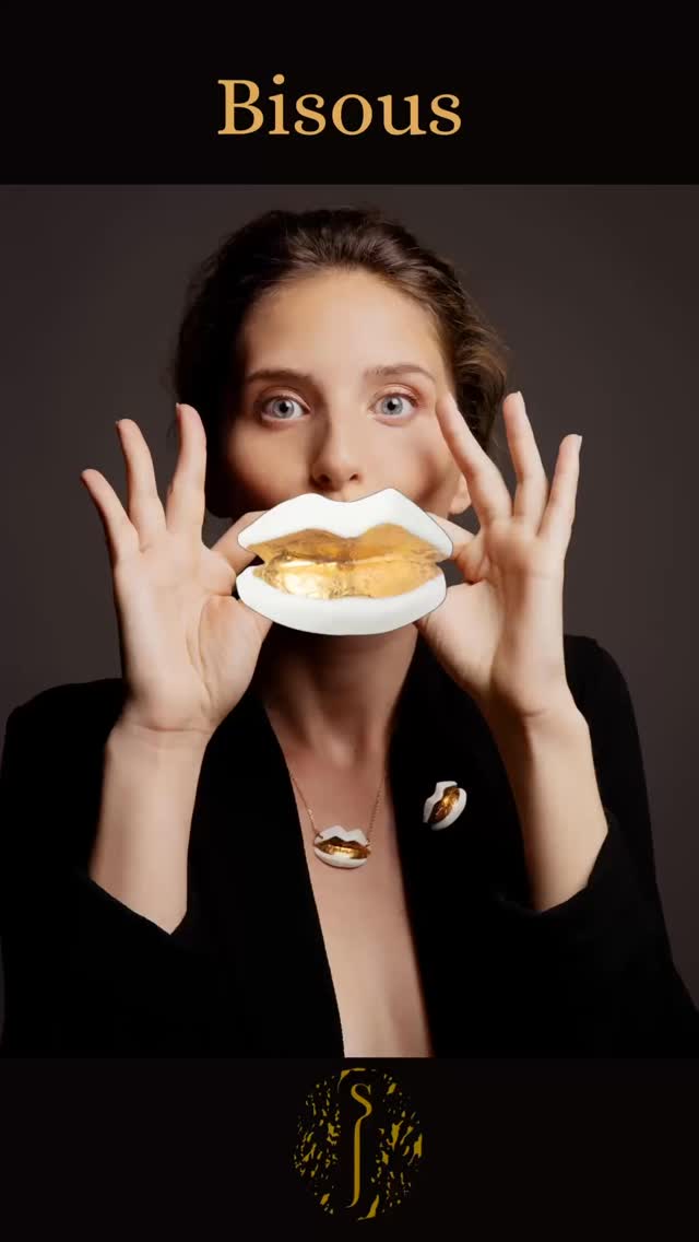 Un bisou à porter en broche ou en collier, un rouge à lèvre dorée sur une bouche de porcelaine… #jewelry #porcelain #mode #fashion #artisan