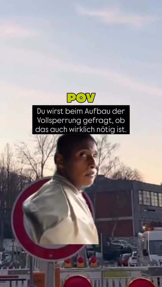 Der Klassiker unter den Fragen an unsere Baustellenhelden: “Ist das wirklich nötig?”
Stell dir vor, du willst in Ruhe arbeiten und alle 5 Minuten fragt dich jemand, ob dein Arbeitsplatz wirklich existieren muss. Ziemlich nervig, oder?
Verkehrssicherung ist kein Schilder-Schubsen, sondern eine Lebensversicherung für alle, die auf den Baustellen Gas geben. Wir verstehen, dass Umwege Zeit kosten, aber Sicherheit kostet eben keine Kompromisse.
Danke an alle Autofahrer, die geduldig bleiben und uns ein Lächeln (oder zumindest keinen Mittelfinger) schenken! 😅🫣
Welche Fragen oder dumme Sprüche begegnen euch am meisten in eurem Job? Haut mal raus! 👇🏻