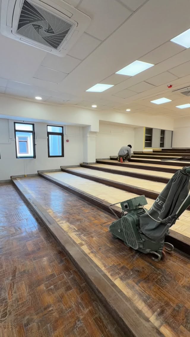 Etapas do processo completo desse anfiteatro em Peniche!!
Aplicamos Bona Amber para trazer mais calor ao tom da Madeira em Pinho. E Bona Traffic de acabamento final.
✨🤸🫶 bom fim de semana a todos!
…
Steps in the complete process of this amphitheater in Peniche!!
We applied Bona Amber to bring more warmth to the pine wood. And Bona Traffic for the final finish.
✨🤸🫶 Have a great weekend everyone!
#pavimentomadeira #afagamentolisboa #bonaiberia #afagamentodesoalho #restaurodesoalho