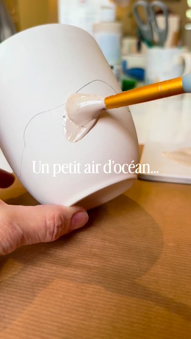 🌊 Un petit air d’océan sur votre tasse ?
Rejoignez-moi pour peindre la vôtre lors de l’atelier du jeudi 2 avril au soir !
✨ Inscriptions sur le site – places limitées.
Hâte de créer ensemble 🎨