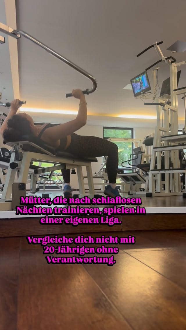 Heute ist Weltfrauentag. Und ich möchte etwas sagen,
was viele Mütter viel zu selten hören:
Du spielst in einer anderen Liga. 🚀
Wenn du trainierst, nach schlaflosen Nächten.
Wenn du funktionierst, während dein Kopf voller To-dos ist.
Wenn du versuchst, deinen Körper wieder aufzubauen, während du gleichzeitig für andere da bist.
Dein Körper trägt mehr als Training.
Er trägt Verantwortung. Emotionen. Mental Load. Nächte ohne Schlaf. Scheitern und immer wieder aufstehen, jedes Mal wächst du ein wenig weiter.
Vergleiche dich nicht, mit Körpern, die unter ganz anderen Bedingungen leben. (Das sehe wir bei unseren Membern häufig) Vergleiche dich mit der Frau, die du gestern warst.
Und sei stolz auf jeden Schritt, den dein Körper trotz allem geht.
🤍 Folge mir, wenn du deinen Körper nicht mehr gegen andere messen möchtest, sondern verstehen willst, denn das ist der echte Schritt für echte Transformation. Innen, wie außen.