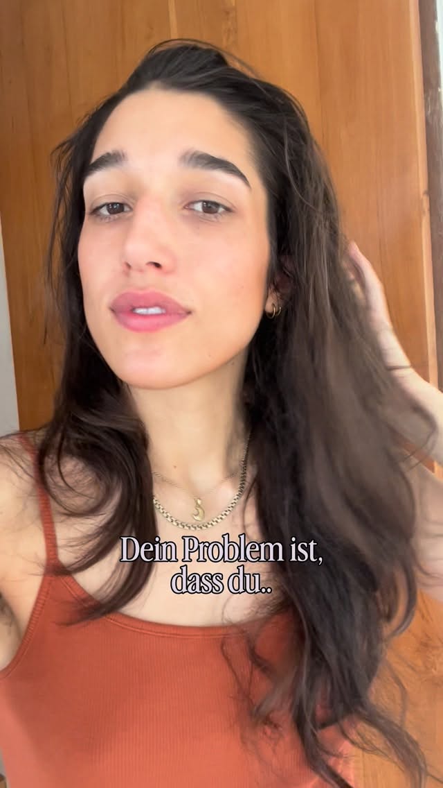 Du versuchst, die Wahrnehmung anderer zu managen, damit du dich sicher fühlst.
(Woran du das merkst: Du formulierst vorsichtiger, erklärst länger als nötig oder relativierst, noch bevor jemand widerspricht. Du liest Nachrichten vier, fünf Mal, bevor du sie abschickst.)
Aber solange du versuchst zu steuern, wie andere dich sehen, bleibst du abhängig davon, wie sie dich sehen.
Und damit verlagerst du Sicherheit weiterhin ausschließlich nach außen.
Beziehungsfähigkeit heißt nicht: Alle verstehen mich. Alle mögen mich. Alle sehen mich für das was ich bin.
Beziehungsfähigkeit heißt: Ich halte es aus, dass jemand mich missversteht oder mich anders wahrnimmt, als ich mich selbst erlebe.
Und übe trotzdem bei mir zu bleiben.
Du musst nicht von jeder Person vollständig gesehen werden.
Aber du kannst lernen, dich in diesen Momenten nicht selbst zu verlassen. ❤️🔥
Wenn das resoniert, weißt du, warum ich „Bei mir bleiben“ entwickelt habe.
💌 Speicher dieses Reel, um dich daran zu erinnern: Du hast das Recht bei dir zu bleiben. Auch wenn dein Gegenüber anders fühlt.
•••
Videos wie diese dienen der Unterhaltung und ersetzen keine Begleitung. Sie dienen nicht als professioneller Rat und gehen ebenso nicht auf die Feinheiten psychischer & emotionaler Gesundheit ein (weil sie dafür viel zu individuell ist!).
🍯 schreib mir, wenn du Interesse an einer Begleitung hast
🍭 hol dir meinen neuen Minikurs “BEI MIR BLEIBEN”
🍯 komm zu meinem VHS Workshop in Markkleeberg am 21. März
www.auroraprema.de
auroraprema@gmail.com