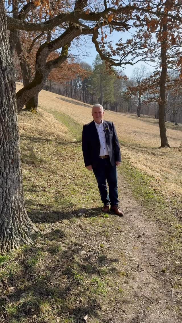 Ich bin Wolfgang Taffertshofer.
Als 2. Landrat setze ich mich seit Jahren für unseren Landkreis ein – parteifrei, sachlich und mit gesundem Menschenverstand.
Mein Maßstab ist immer das Wohl der Menschen im Landkreis Weilheim-Schongau.
0 Parteibuch. 100% Landkreis.