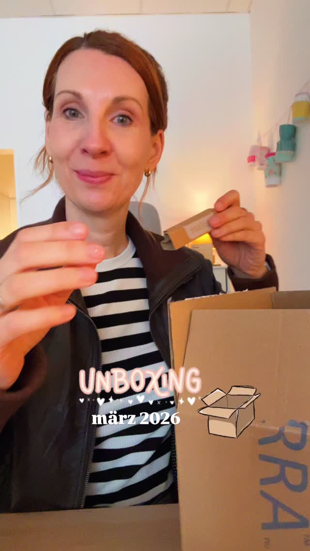 SCHNELLES MÄRZ- UNBOXING 📦 🙌
Willkommen im März – der Frühling klopft an, die Tage werden heller und es liegt dieser besondere Duft von Neubeginn in der Luft. 🌷✨
Zeit, Altes loszulassen, frische Energie zu tanken und Dein Zuhause wie auch Deine Routinen neu zu beleben. Ich habe so wundervolle Produkte auspacken dürfen ⬇️
🍋 Produkt des Monats: abōde (15 ml) – eine frische, zitrische und reinigende Mischung, die eine klare, saubere Atmosphäre schafft und ideal für Küche, Wohnräume oder Frühjahrsputz geeignet ist. Gratis bei meiner Treuebestellung dabei gewesen. 🎁
🍓 Ebenfalls gratis für mich als Treuekundin gab es mein geliebtes MetaPWR Recharge in der Geschmacksrichtung Wild Strawberry gratis dazu. Mein leckerster Elektrolyte-Drink.
🌹 Limited Time Offer, natürlich unbedingt mit bestellt: das Rosen Hydrolat ist nämlich nur für kurze Zeit erhältlich. Es schenkt Deiner Haut einen Moment purer Frische mit angenehm blumigen Duft. Nur solange der Vorrat reicht.
🌿 Ebenfalls mit im Paket ist das Spring Exclusive Kit – mit ausgewählten Ölen wie ClaryCalm, Bergamot und Peppermint sowie einer stilvollen Tasche für unterwegs. Das Set gibt es für kurze Zeit mit 20 % Rabatt – perfekt für einen frischen Start in den Frühling. Ist das Täschchen nicht super süß? 🩵
🌿 Dazu gab es noch eines meiner Lieblingsprodukte für die Wechseljahrszeit, den Phytoöstrogen-Komplex. 🙏
🌸 welches ist Dein absoluter März-Favorit?
🌺 zu welchem Produkt möchtest Du mehr erfahren?
💬
Herzliche Grüße,
Britta
BUSINESS & COMMUNITY MENTORIN
DOTERRA WELLNESS BERATERIN
@von_frau_zu_frau_coaching @vonfrauzufrau_business @oilpowerment @oilpowerment_for_horses
.
.
.#ruhrgebiet #gesundheit #duft #sport #frühling