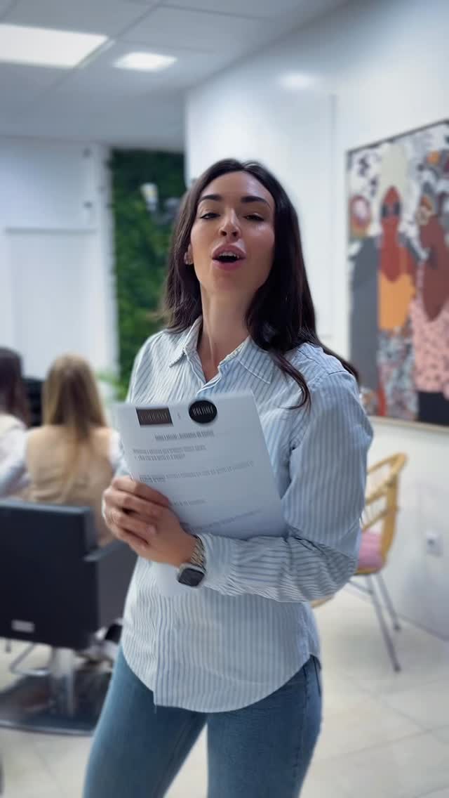 ✨ La psicología también se trabaja en equipo
El otro día vivimos algo muy bonito: el primer taller de cohesión de equipo de CUIDEMM fuera de la clínica 🤍
María se desplazó hasta @albaperezpeluqueros , en Tavernes, para compartir una mañana dedicada al compañerismo, la comunicación y el trabajo en equipo.
Hablamos sobre cómo mejorar el clima laboral, cómo apoyarnos más entre compañeras y cómo crecer juntas tanto a nivel profesional como personal.
Como parte del taller, también creamos un Vision Board, un ejercicio para visualizar objetivos y proyectarnos hacia el futuro 🌱
La mañana pasó volando entre reflexiones, conversación abierta y un pequeño brunch que hizo el encuentro todavía más cercano.
Y ver a todo el equipo tan participativo, receptivo y comunicativo fue realmente especial.
Gracias a @albaperezpeluqueros por abrirnos las puertas y confiar en este espacio de crecimiento compartido ✨
En CUIDEMM llevamos la psicología a distintos entornos:
💼 empresas
🏫 centros educativos
⚽ equipos deportivos
🧠 desarrollo personal y cognitivo
Nos adaptamos a cada equipo y nos desplazamos para crear talleres que realmente sumen.
👉 Si tienes una empresa o un equipo y te gustaría organizar un taller similar, escríbenos y lo diseñamos juntos.
#CUIDEMM #Psicología #TrabajoEnEquipo #CohesiónLaboral #BienestarLaboral DesarrolloProfesional TalleresEmpresa