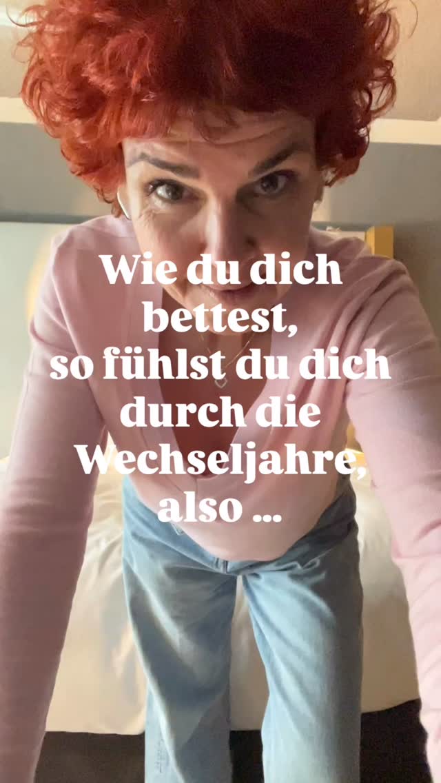 Wie man sich bettet, so liegt man – auch in den Wechseljahren.
Und nein, ich meine nicht nur Matratzen. 😉
Ich meine die vielen kleinen Entscheidungen, die wir jeden Tag treffen.
Lege ich mich auf
Erschöpfung, Stress und „ich muss funktionieren“?
Oder auf
Wissen, Bewegung, gute Ernährung, Schlaf und Selbstfürsorge?
Die Wechseljahre sind keine Strafe.
Sie sind eine Einladung, es sich endlich richtig gut einzurichten im eigenen Leben.
Also meine Frage an dich:
Wie bettest du dich gerade?
✨ Bequem?
✨ Kraftvoll?
✨ Oder noch irgendwo zwischen „WÄH“ und „WOW“?
Bei MENOMIO gilt jedenfalls:
Glitzern statt schwitzen.
WOW statt WÄH.
#menopause #wechseljahre #wowstattwäh #glitzernstattschwitzen #menomio