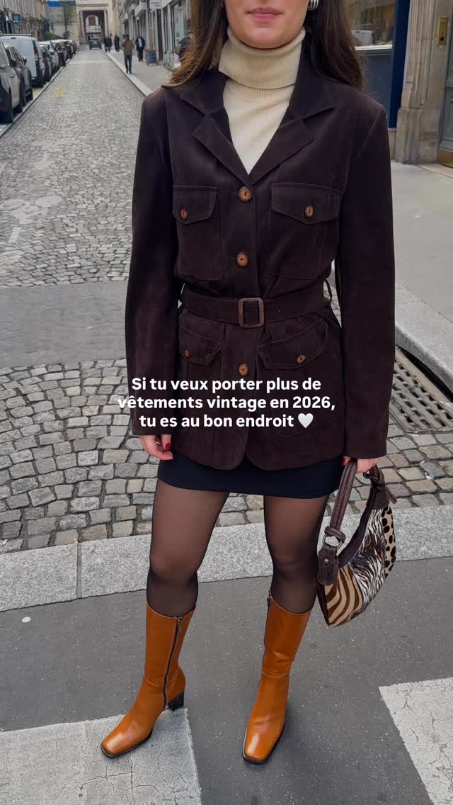 Chez Système Solère, on chine chaque semaine des pépites que tu ne verras sur personne d’autre. Des pièces vintage aux coupes actuelles, pour le quotidien ou des occasions spéciales.
Alors si tu détestes porter les mêmes pièces que tout le monde, bienvenue par ici 🤍
📍 NOS BOUTIQUES À PARIS :
23 rue des Écouffes (Saint-Paul)
57 rue Montmartre (Sentier)
30 rue du Château d’Eau (République)
boutique vintage paris parisian vintage shop friperie paris vêtements vintage vintage lover