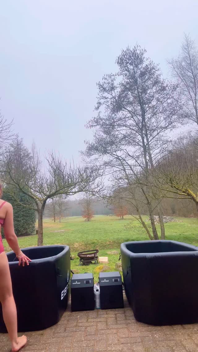 Ihr lieben Menschen,
Wir waren letzte Woche als Coaches bei @maartensmind‘s wundervollem Reset Retreat dabei! Es war eine unfassbar eindrückliche Erfahrung Teil dieses Teams sein zu können und mit so tollen Menschen zu arbeiten. Dafür sind wir unheimlich dankbar und auch dafür, dass wir ins Eisbad gegangen sind. Darauf sind wir außerdem auch ein bisschen stolz! ;-) Am Rande der eigenen Comfort Zone liegt der sweet spot für Wachstum.
Ich, Helen, stand vor meinem 1. Mal eisbaden heulend neben der Wanne und dachte, ich sterbe gleich ein bißchen. Wie Ihr seht, bin ich ziemlich lebendig da wieder rausgekommen und habe wieder mal gelernt:
Manchmal ist die Angst vor etwas schlimmer, als die Erfahrung selbst!
Das merke ich mir für die Zukunft.
Mehr Eindrücke teilen wir die nächsten Tage.
❤️💪🏻
V & H