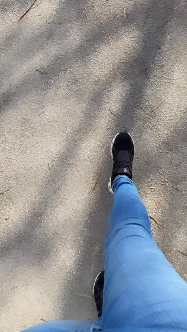 Kennst du diese kleinen Momente?
Ein Gespräch.
Ein Blick auf das Leben anderer.
Ein kurzer Vergleich.
Und plötzlich fühlt sich dein eigenes Leben
ein bisschen kleiner an.
Diese leisen Vergleiche passieren vielen Frauen.
Und sie können den eigenen Selbstwert
stärker beeinflussen, als man denkt.
Ein stabiler Selbstwert beginnt dort,
wo Vergleiche ihre Macht verlieren.
Genau daran arbeiten wir in STEADY WITHIN.
Warteliste im Profil 🌿
#selbstwert #innerestabilität #innereskind #grenzensetzen #emotionalegesundheit