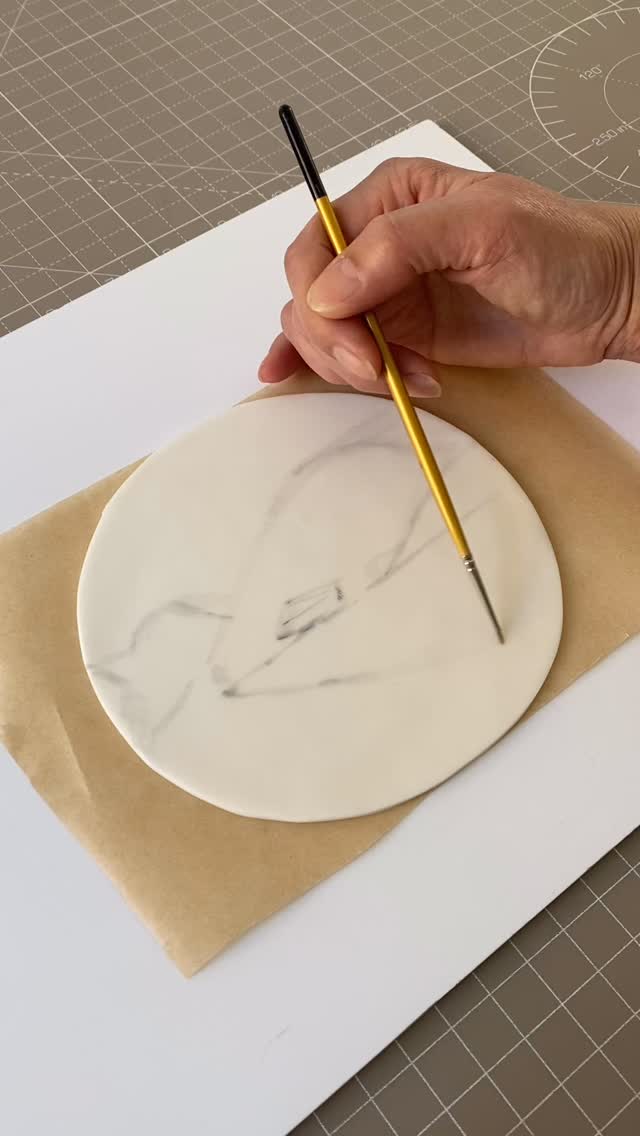 *・゜゚・*:.。..。.:*・'(*゚▽゚*)'・*:.。. .。.:*・゜゚・*
A little behind the scenes from my latest cake ✨
I love painting on sugar paste, it adds such a personal touch.☺️
.
.
.
#cakepainting #thecherishedcake #yukocakes #cakedesign #cakes