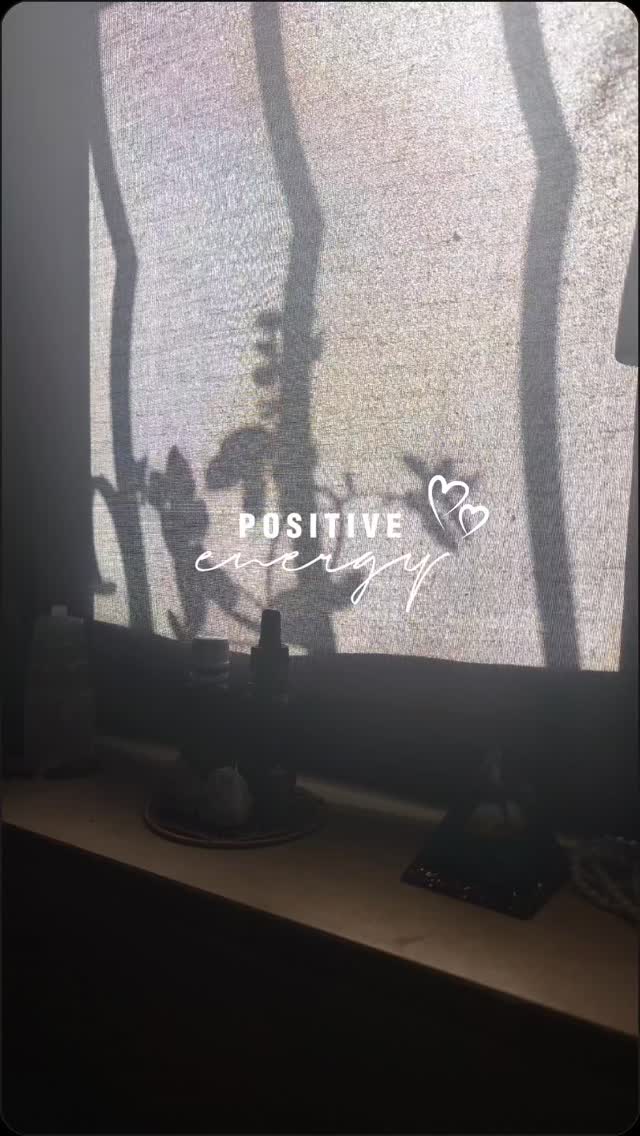 Dans mon univers… 🌹
Il y a mes produits, mes parfums, mes huiles.
Des textures que je choisis avec exigence et que je travaille avec mes mains.
Je suis esthéticienne et énergéticienne.
Je prends soin de la peau avec précision, expérience et sensibilité…
et je laisse aussi circuler l’énergie dans chaque geste.
On voit les flacons, la rose, la lumière…
et parfois mon sourire, simplement parce que j’aime profondément ce que je fais.
Mon métier, c’est l’alliance du soin, de l’expertise et d’une belle énergie.
Un univers authentique, vivant…
où chaque soin devient un moment presque magique. 🌹
#energiepositive
#skincare
#holistique
#beaute
#institutdebeaute