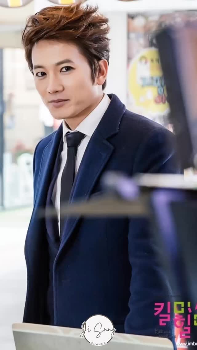 Kim me Heal me 2015 @viki
👉🏻 Indétrônable !
Chaque fois que je revois un drama avec Ji Sung, je me dis que c’est mon préféré… et au final ils le sont tous.
Je viens de revoir pour la énième fois Kill Me Heal Me et franchement, ce drama reste inégalé : l’histoire, les émotions, les personnalités qu’il interprète… tout est juste incroyable.
@justin_jisung