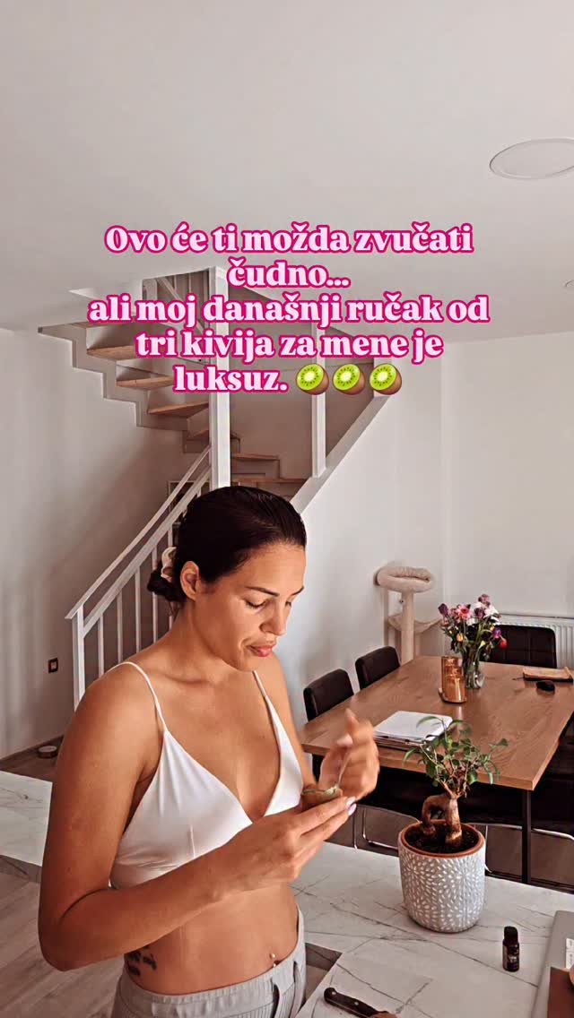 Odgajana sam u uvjerenju da luksuz i bogatstvo (i vrijednost Žene) znači kada žena skuha za obitelj toooliko hrane da je 3x veća količina hrane od potrebnog i da "spada sa stola"
Ručak u točno vrijeme, neovisno jesi li gladna ili ne.
Više slijedova. Sve moraš pojesti iz "poštovanja i zahvalnosti".
Dobro se najesti da budeš zdrava.
Puno hrane = dokaz obilja i brige. 👀
Zajednički ručak obitelji = sve je po "pe-esu".
Forma zadovoljena. Malo sutra...
Nije bilo važno da li je za stolom napeta atmosfera, da li si uopće u mogućnosti progutati zalogaje od knedle u grlu koja tamo već stoji godinama.
Prejedenost se rješavala mineralnom i alkoholom koji se nije smatrao alkoholom (pivo, gemišt...).
Bol u trbuhu, žgaravica i zatvor su etiketirani kao "nasljedna stvar" u obitelji. 🙄
Hvala Bogu pa je anksioznost uzela tolikog maha da fizički više nisam mogla progutati hranu. Tijelo je bilo pod tolikim preopterećenjem i u disbalansu da se vilica kočila, a nos zaštopao da ne mogu disati. Niti jesti.
Počela sam se postepeno povlačiti od takvih stolova i okruženja. Počela sam dizat se u sred ručka kad bi mi netko počeo govoriti da "nisam ništa jela i da ne izmišljam, da se najedem ko čovjek".
Da, briznula bih u plač, osjetila bih neopisivu nelagodu što se suprotstavljam očekivanjima, ali sam ipak počela izabirati sebe ~ slušati sebe i svoje potrebe.
Zato danas znam nešto drugo.
Pravi luksuz je mir oko mene i u meni, sigurnost u kojoj mogu čuti svoje tijelo. Jasno. Svaki signal, potrebu, uputu...
Sklad u kojem mogu osjetiti što mi zaista treba te podršku i slobodu da si baš to i pružim.
Danas, nakon disanja i meditacije u sunčanom vrtu uz pjev ptičica, moje tijelo je reklo:
tri kivija. Da me osvježi, zadovolji, nahrani kolko mi treba.
Imala sam ih u frižideru.
I to sam mu dala.
Bez krivnje i opravdavanja nekome.
Bez pritiska i brige što je "vrijeme ručka".
I u tom jednostavnom trenutku osjetila sam kakav veličanstven i luksuzan život sam izgradila za sebe i svoju obitelj ~ zdravlje, slobodu i zadovoljstvo da živimo u potpunom skladu sa sobom. 🥝✨
#premiumcoaching #romanamakše