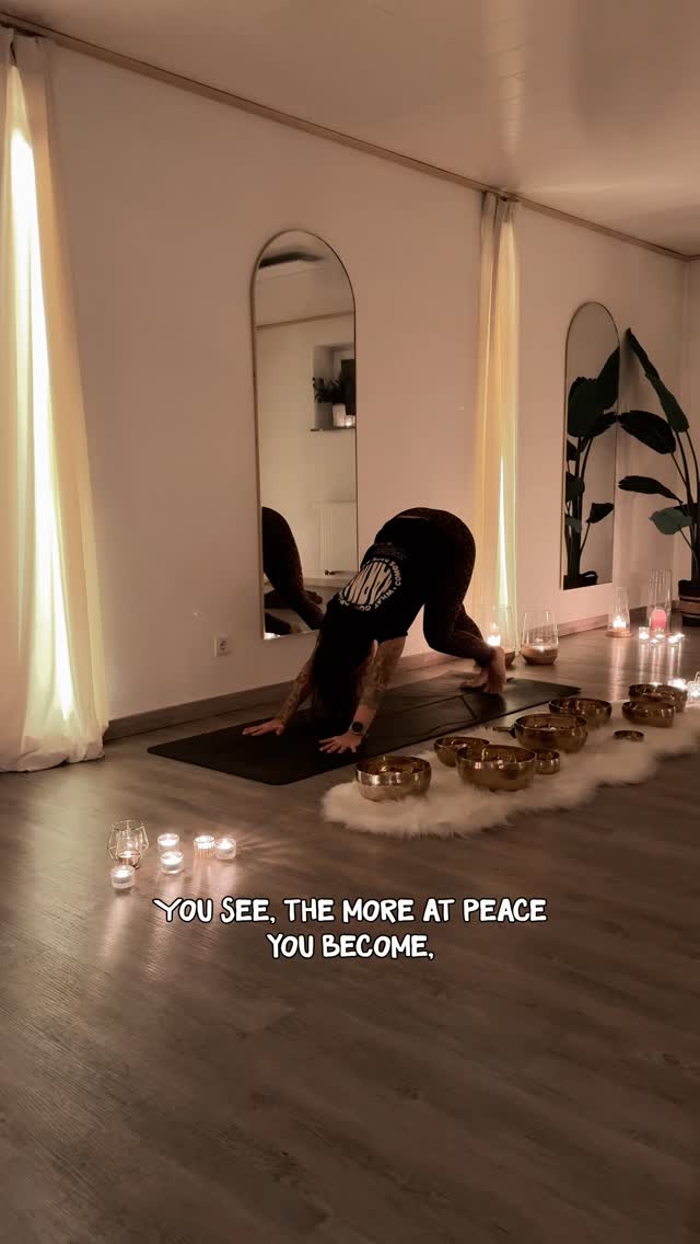 Je mehr Frieden wir in uns finden, desto weniger tolerieren wir Chaos. Wir müssen uns nicht mehr erklären bei denen, die uns sowieso nicht verstehen wollen. Wir müssen nicht mehr dort sein, wo unser Inneres gestört wird.
Wir lernen, Stille zu wählen statt zu beweisen, Distanz statt erzwungener Verbindung. Es ist kein Rückzug, kein Ego – es ist Ausrichtung. Frieden zu schützen bedeutet nicht, die Welt auszuschließen.
Es bedeutet, dein Inneres klar genug zu halten, um deine eigene Stimme, deine eigene Seele zu hören.
Denn nur wer bei sich selbst ankommt, kann wirklich bei anderen sein – ohne sich zu verlieren.
@yoga.natur.vegan
@denise.madeleine.mueller
INNEREN FRIEDEN
INNERE AUSRICHTUNG
YOGA
CALM MIND
MINDFULNESS