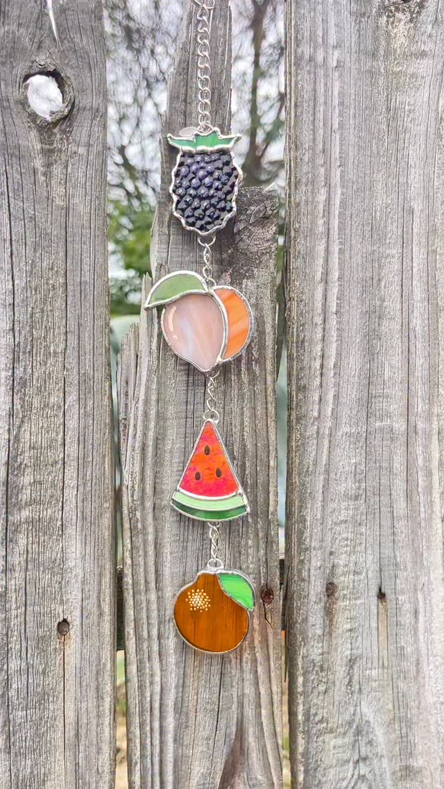 Southern fruit chain š¤ššš one of these days Iāll get my stuff together to list these as a make your own on our site, but weāre always down to do any combo of fruits you might want! These always remind of that hungry caterpillar š #stainedglassart #stainedglassartist #paigeboy #southernfruit #fruitart