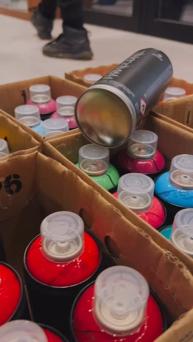 Mucho más que un bar.
Celebramos una masterclass de graffiti con @daviddelimon donde el arte urbano fue protagonista🧸
Y aprovechando que Valencia ya respira Fallas…
le dimos un toque más canalla a nuestro oso.
Nuestra forma de hacer plantà🕺🏼
📸 @valencia_click