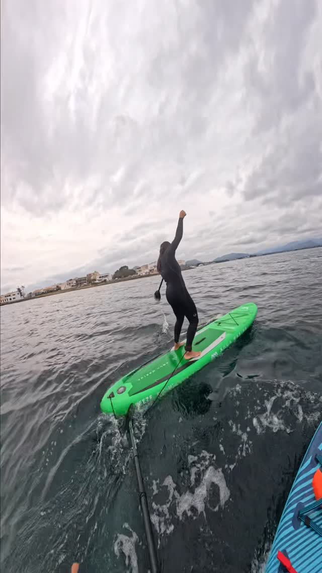 El paddle surf es siempre una buena opción para divertirse.. En Cuatro Vientos siempre encontramos el plan perfecto #mallorca #paddleboarding #paddlesurf