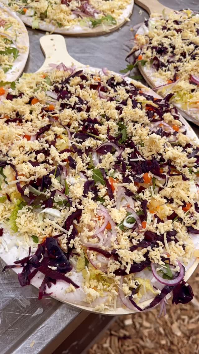 🍕Endlich wieder Flammkuchen! Am Sonntag gibt’s ihn klassisch mit Speck und natürlich auch Veggi mit Frühlingsgemüse und anderen Köstlichkeiten, zum Beispiel mit herzhaftem Käse vom Bauckhof! Am Ofen: @21.magnus