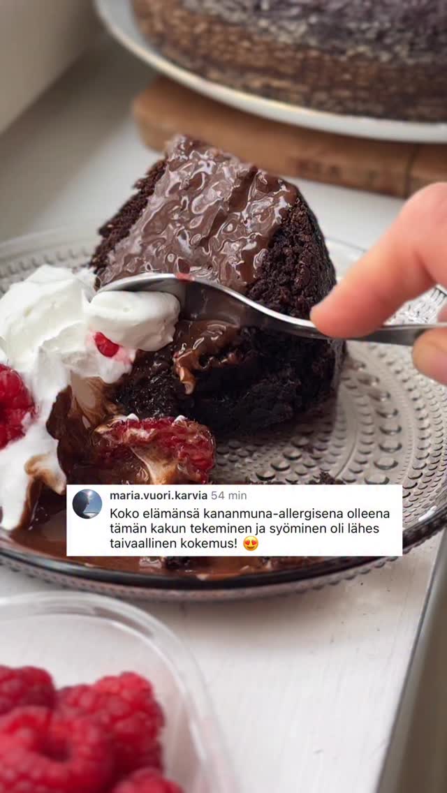 Tää kommentti jonka sain aikaisempaan reelsiin 😭❤️ Jos et oo vielä testannut tätä suklaakakkua lämpimän suklaakastikkeen kanssa, nappaa resepti itselles alta ⬇️😋
Ja hei kerro - minkä kakun haluaisit että veganisoidaan seuraavaksi? 😍
Vegaaninen suklaakakku & lämmin suklaakastike 🍫
24 cm vuokaan
Kakku
4,5 dl vehnäjauhoja
4,5 dl sokeria
2 dl kaakaojauhetta
2 tl vaniljasokeria
2 tl leivinjauhetta
1 1/2 tl soodaa
1 tl suolaa
2 dl kasvimaitoa
1 dl rypsiöljyä
2 dl vahvaa kahvia
1 dl omenasosetta
Suklaakastike
150 g tummaa suklaata
2 dl kuumennuksen kestävää kasvivispiä (kuten alpro soijavispi tai kauraruokakerma)
1/2 appelsiinin raastettu kuori
ripaus suolaa
Lisäksi
kasvivispiä
vadelmia
Valmista kakku:
1. Yhdistä kuivat aineet. Lisää märät ja sekoita tasaiseksi taikinaksi.
2. Kaada taikina voideltuun, leivinpaperilla vuorattuun vuokaan ja paista 175 asteessa 50-60 minuuttia, kunnes kakku on kypsynyt. Huom! Älä paista rutikuivaksi, kakku saa jäädä meheväksi.
Valmista suklaakastike:
1. Pilko suklaa pieniksi paloiksi kulhoon. Lisää appelsiini kuori ja ripaus suolaa. Kuumenna kasvivispi höyryävän kuumaksi ja kaada suklaan päälle. Anna seistä hetki ja sekoita sitten tasaiseksi. Tarjoa kakku lämpimänä suklaakastikkeen, vaahdotetun vispin ja vadelmien kanssa.
Ihania leivontahetkiä! 🫶🏼
❤️ @urbaanivegenda - vegaanista leivontaa & perhe-elämää. Tervetuloa mukaan seuraamaan! ☺️
Suklaakakku, vegaaninen, vegaanisetreseptit
#vegaaninenleivonta #suklaakakku #reseptit