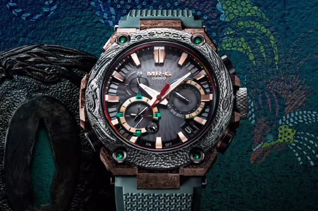 On USA Amazon ($8,000)
▪️G-SHOCK MRG-B2000KT-3A 👉 https://amzn.to/4llNglM
Su Amazon Italia (€8.349)
▪️G-SHOCK MRG-B2000KT-3A 👉 https://amzn.to/4b7wIsL
▪️Immerse yourself in luxurious quality with the limited-edition MRG-B2000KT, featuring a breathtaking engraving of the auspicious phoenix in flight — handcrafted in exquisite detail by a master of Japanese metalsmithing. A symbol of good fortune, nobility, supreme happiness, and longevity, the legendary bird has long held a revered place in traditional artisanal crafts.
▪️For this very special timepiece, the bezel evokes the tsuba iron guard of a Japanese sword. The distinctive dark blue-green kurogane-iro (literally “iron color”) hue, which iron takes on when heated, is achieved with a green DLC coating applied to titanium already treated with a deep-layer hardening process. Handcrafted by metalsmith KOBAYASHI Masao, the bezel is engraved with a spectacular design of a phoenix.
▪️The gradated color of the dial ring captures the dynamic beauty of the phoenix’s graceful flutter. The four bezel screws set with emeralds symbolize wisdom and the power to see the truth. These dazzling elements come together to create one of the most luxurious designs in the MR-G lineup.
▪️Covered in a distinctive crystallized pattern that forms when heat is applied to pure titanium, the case projects the shimmering beauty of the crystalline nie patterns on a Japanese sword blade. We use the same deep-layer hardening process on the case for superior hardness and the brown AIP coating to project a coppery hue. The Clad Guard Structure protects the crown and buttons, delivering both solid construction and easy operation of watch functions.
▪️Such a robust case demands a sturdy band. The dark green Dura Soft rubber strap is resistant to discoloration, stains, and ageing, and is soft and comfortable for stress-free wear, even on active days. The titanium clasp is finished with the same deep-layer hardening process and brown AIP coating as the case and bezel for enhanced durability.
#gshock #gshockmrg #mrglineup #gshockwatches #casiogshock