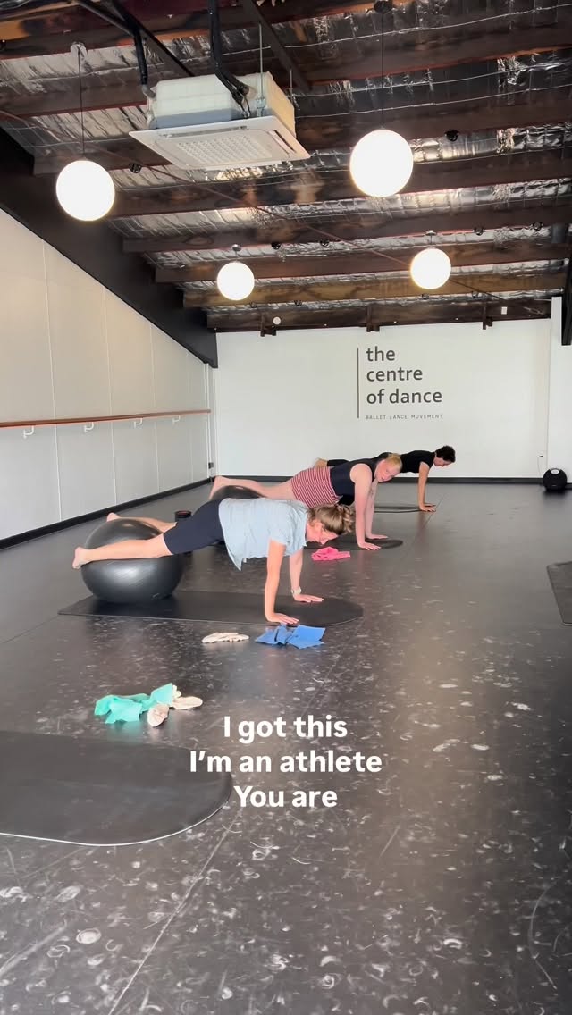 Had so much fun warming up on the big stability balls today! 🎱
Balancing, challenging ourselves and exploring what our bodies are capable of.
If you had a long and difficult week at work, come to our Saturday morning class — you’ll definitely leave feeling energized and with a big smile on your face 😁
#adultballet #balletclass #adultballetclass
#balletwarmup #stabilityball