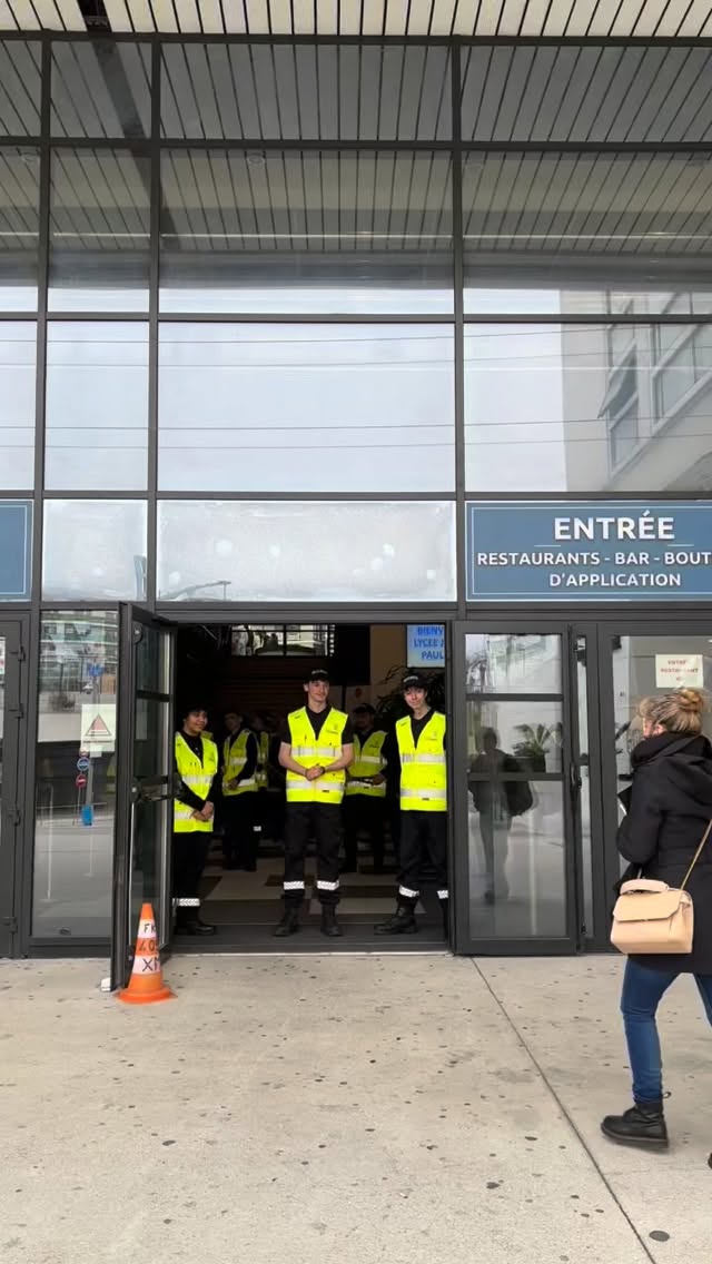 ✨ C’est aujourd’hui !
C’est parti pour la Journée Portes Ouvertes de l’école hôtelière de Nice.
Nous vous accueillons jusqu’à 16h. Venez rencontrer le personnel de direction, les enseignants, les élèves, l’APE et l’Association des Alumni (anciens élèves). Nous répondrons à toutes vos questions sur votre orientation scolaire et votre projet professionnel dans le domaine de l’hôtellerie, la restauration, l’hébergement et le tourisme, du CAP au BTS.
🛂 La sécurité est assurée en partenariat avec @lppalmiers