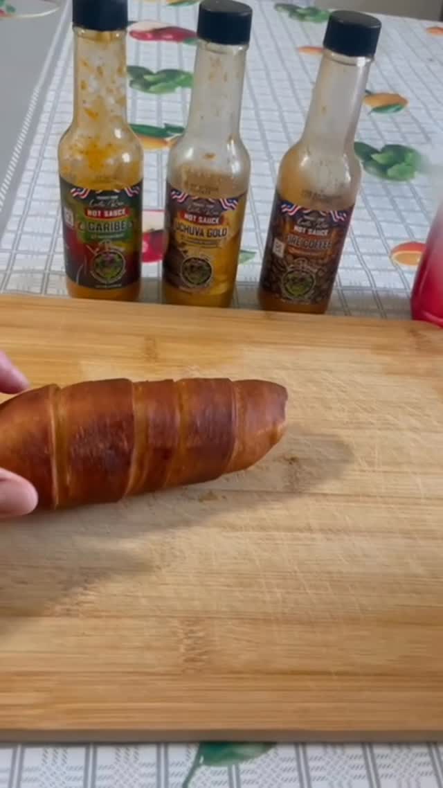 ¿Tequeños rellenos de carne mechada, queso y jamón? 😍🔥. @delicatesesvenezolana se lució con esta nueva creación… y con la salsa Le Piquan queda simplemente brutal.
¿Te atreves a probarlos? 🤤
Apoya su emprendimiento y déjale un ❤️ en los comentarios.”
Hashtags:
#Tequeños #FoodReels #Emprendedoras #ComidaLatina #SalsasLePiquan Foodie ReelsDeComida Emprendimiento
