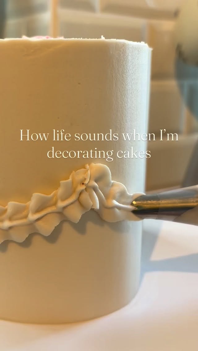 In my own little world when it’s time to decorate🥰🎂
#cakedecorator #lambethcake #bespokecake #portlanddorset #weymouthdorset