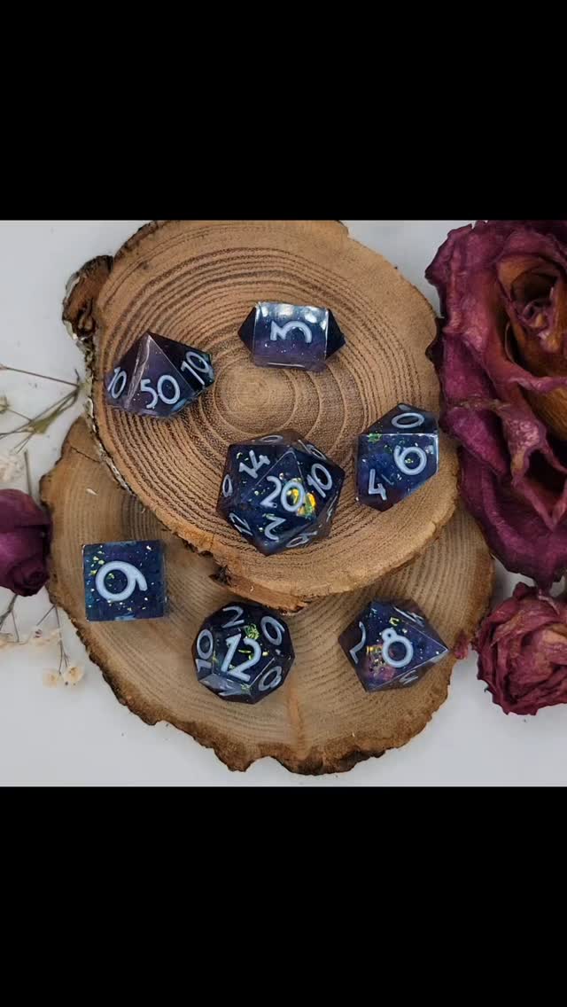 What galaxies will you explore with this cosmic set of dice? ✨️🌌✨️
#resindice #dungeonsanddragonsdice #smallbusiness #polyhedraldice #ttrpgdice