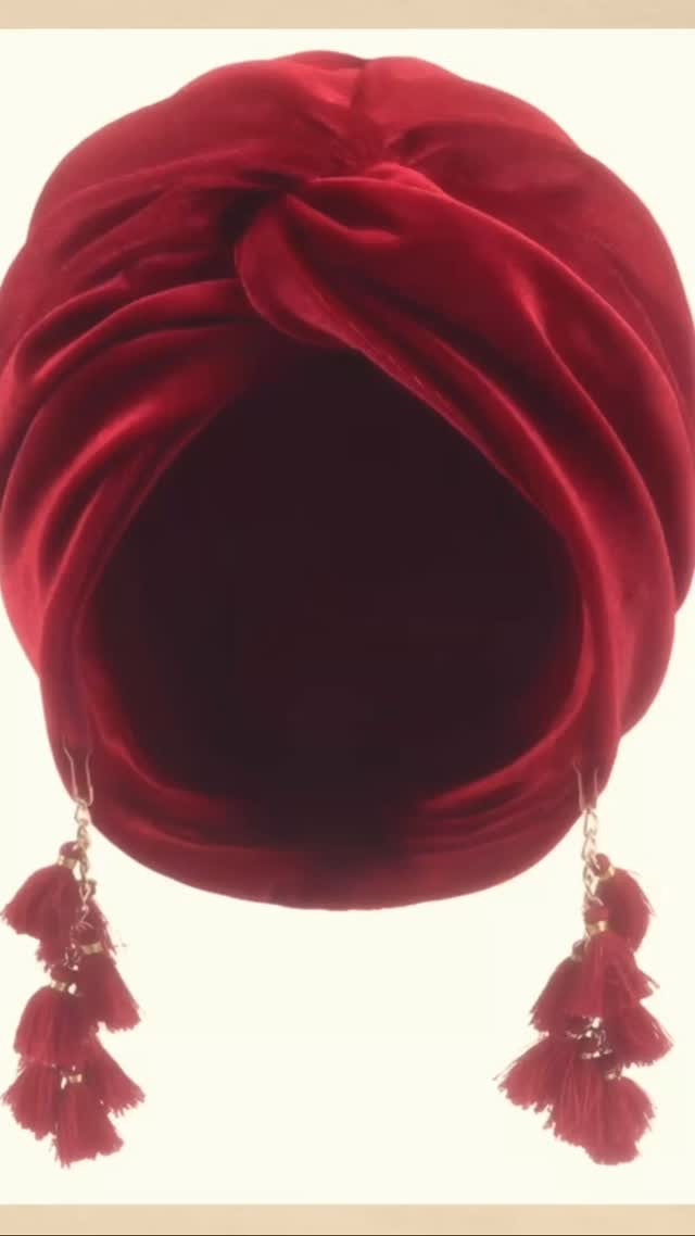 The Carter Club Turban Collection 💋
Welcome, Darling.
This isn’t about hiding the night before… it’s about arriving the morning after.
Our Bright Red , “A Kiss Before the Alibi” velvet turban is fire, flirtation, and old-Hollywood glamour wrapped into one unapologetic twist. Slip it on, step out, and let them wonder where you’ve been, and why you look so good doing it.
Because a Harlem Carter turban isn’t a cover-up.
It’s a crown.
Team
@loveharlemcarter
@chloejwhichello
@rachelbashabe
@mrssmithmands
#fyp #headwear #vintage #statementpiece #glamour